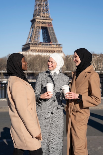 Foto moslimvrouwen die samen in parijs reizen