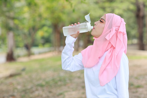 Moslimvrouwen drinkwater buiten