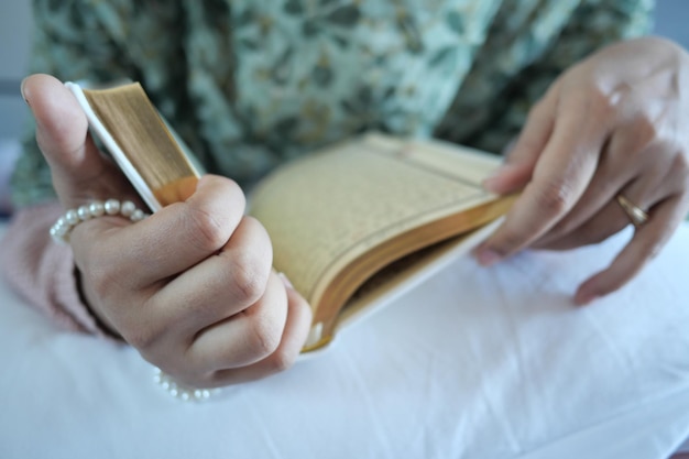 Moslimvrouwen lezen koran 's nachts met de hand