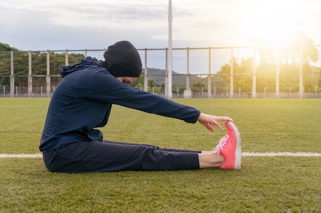 Moslimvrouwen met donkere sportkleren en hijab