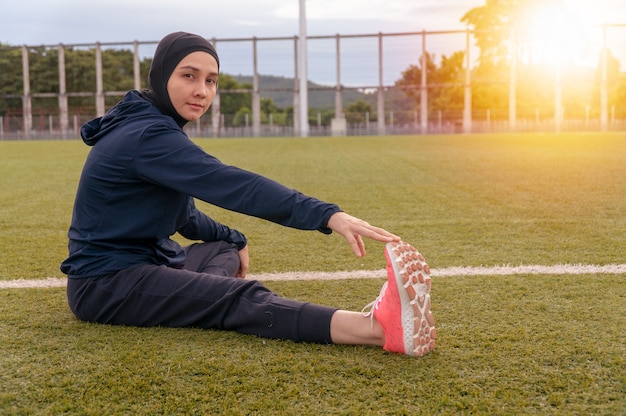 Moslimvrouwen met donkere sportkleren en hijab