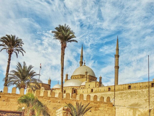 Foto moschea contro il cielo