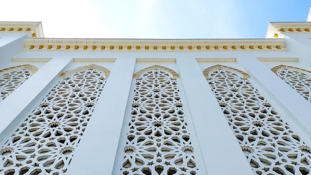 Здание мечети с современным архитектурным дизайном, фоновое фото голубого неба