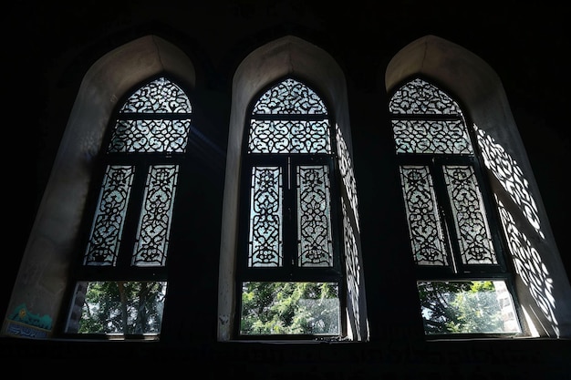 Foto maestà della moschea eid aladha silhouette radianza attraverso la finestra