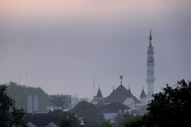 минарет и купол мечети во время восхода солнца