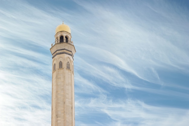 Foto moschea, minareti contro un bel cielo azzurro in una giornata di sole.