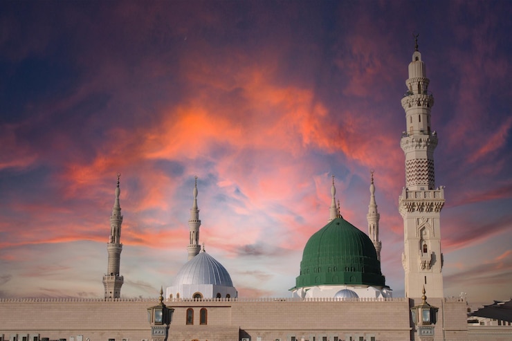 Photo mosque at night. masjid nabi of medina. green dome and moon. prophet muhammed (sav).ramadan kareem.