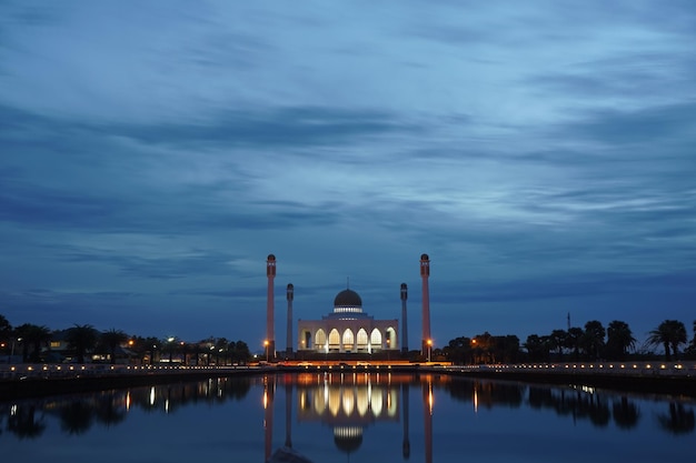 Foto moschea riflessa nel lago contro il cielo al crepuscolo