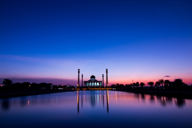 Photo mosque in thailand and sunset