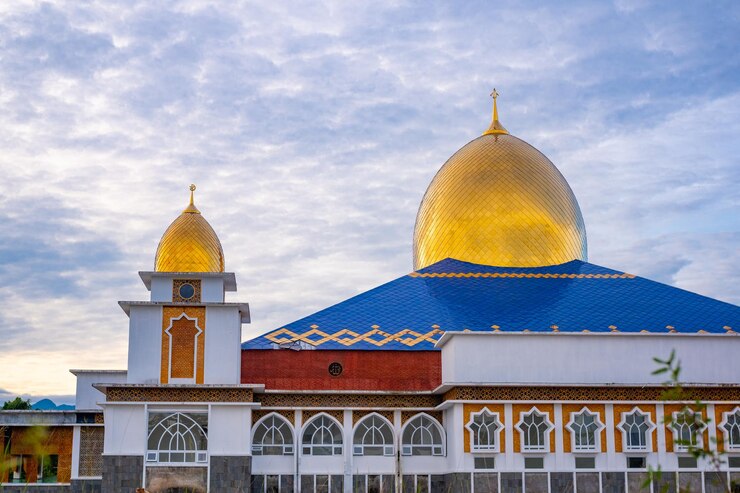 Photo mosque with blue sky and clouds at sun rise masjid raya padang pariaman indonesia