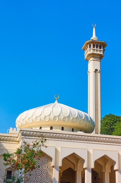 Foto moschea con cupola e minareto nel quartiere storico di al fahidi nella vecchia dubai, emirati arabi uniti