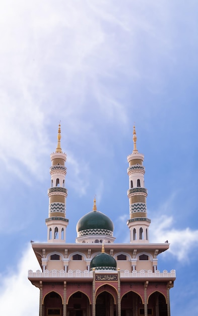 낮 시간 배경에 흐림 푸른 하늘에 모스크 돔. eid al-fitr, 아랍어, Eid al-adha, 새해 무하람. 라마단 카림 종교 기호 개념입니다.