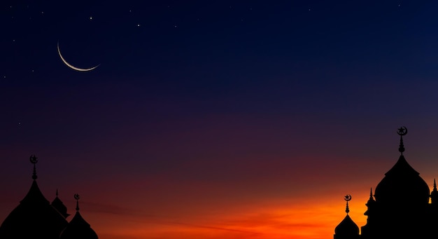 写真 夕方の夕暮れの空にモスクのドームとイスラム教の三日月の宗教のシンボル
