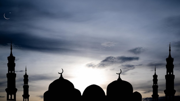 모스크 돔 일몰 황혼의 하늘 배경에 초승달이슬람 새해 무하람이슬람 종교 기호 라마단과 아랍어이드 알아드하이드 알피트르무바라크Kareem Holy Muslim무바라크 신