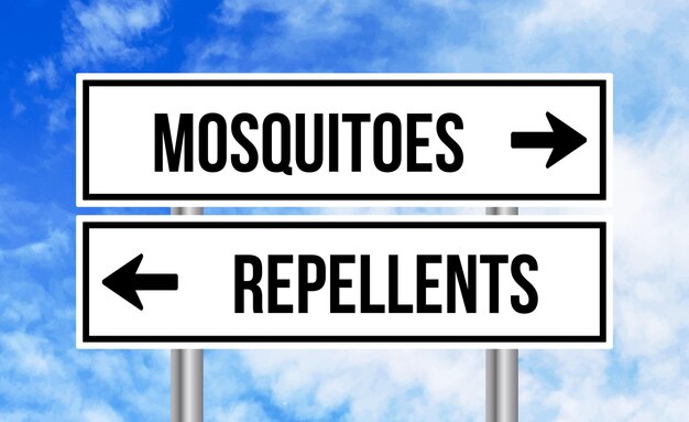 写真 空の背景の蚊または排出剤の道路標識