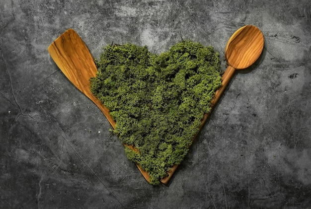 Moss hart hout kooklepel gezond voedsel veganistisch vegetarisch voedsel zwarte achtergrond