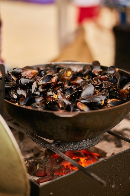 mosselen in een pan Mosselen in een pan op een restaurantMosselen kokkels in een kookpan