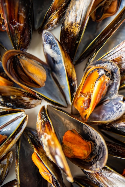 mosselen in schelpen verse gezonde maaltijd voedsel snack dieet op tafel kopieer ruimte voedsel achtergrond rustiek