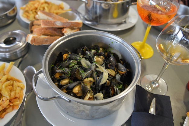 Mosselen met frietjes en bier in een Frans restaurant