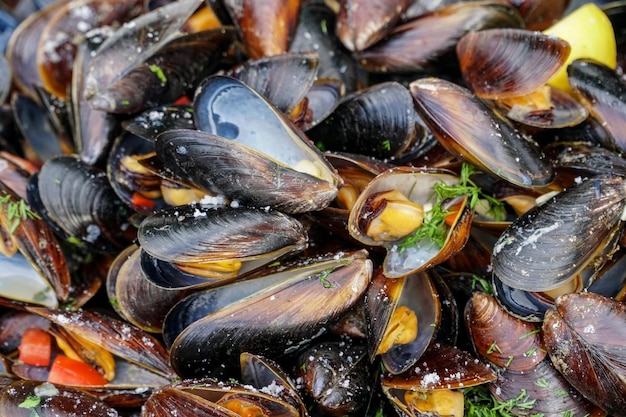 Mosselen met kruiden gekookt