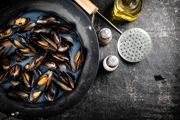 Mosselen worden gekookt in een pan met water