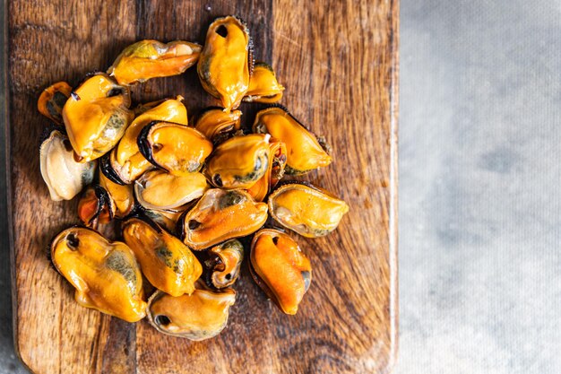 mosselen zeevruchten verse gezonde maaltijd voedsel snack dieet op tafel kopieer ruimte voedsel achtergrond rustiek