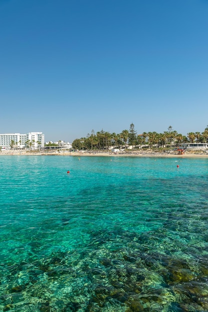 수정처럼 맑은 물이 있는 키프로스의 가장 유명한 해변 Nissi Beach