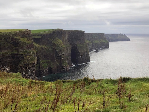 가장 유명한 아일랜드 풍경 Cliffs of Moher County Clare, Ireland. 와일드 애틀랜틱 웨이 관광 루트