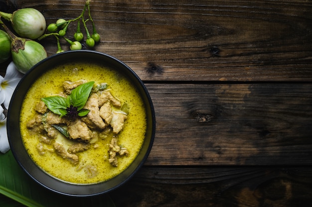 I più famosi cibi tailandesi; maiale al curry verde o tailandese nei nomi