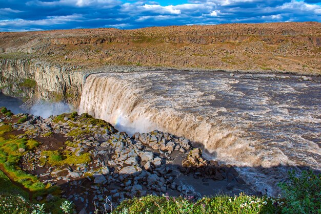 Самый мощный водопад в Европе Водопад Деттифосс на севере Исландии естественный фон путешествия
