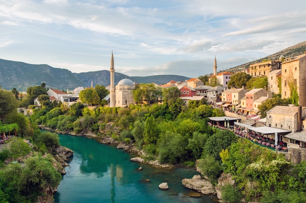 오래 된 도시에서 강 모스 타르 모스크입니다. 보스니아 헤르체고비나