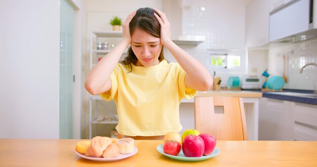 사진 어머니 와 아기 가 집 에서 점심 을 먹고 있다