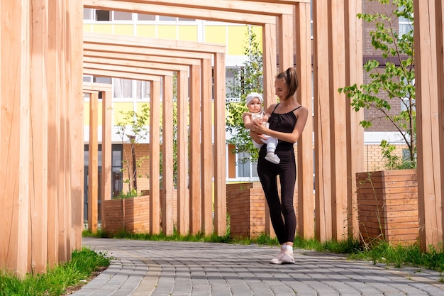 写真 母と子が街の中庭を歩いている