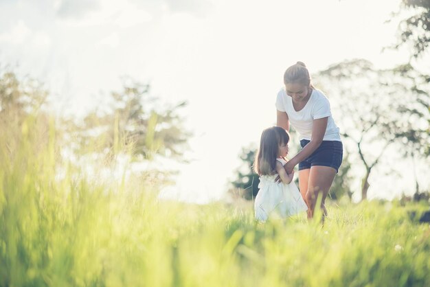 写真 植物の中の母と娘