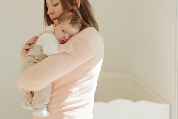 写真 母と娘が家にいる