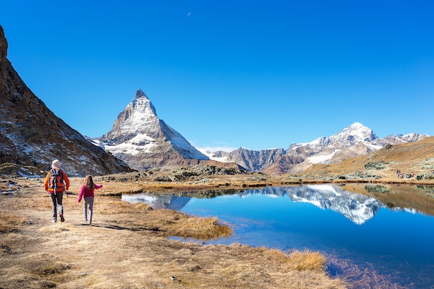 사진 matterhorn 산, 체르마트, sw에 어머니와 딸 배낭