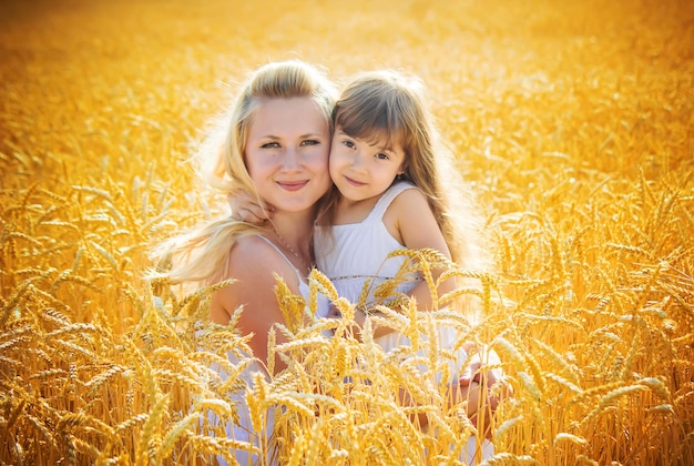 밀밭 선택적 초점에 있는 엄마와 딸