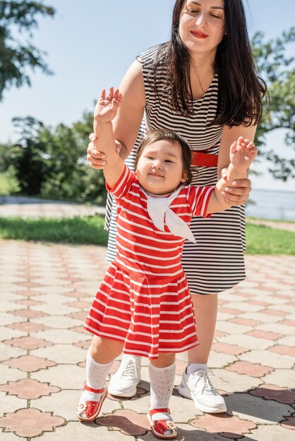 写真 母と娘は木の向こうの土地に