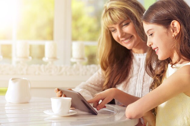 写真 母親と娘がタブレットを使って