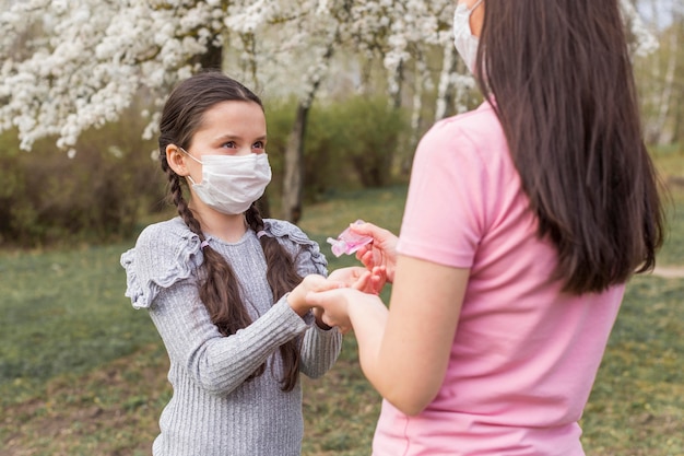 写真 母とマスクを持つ少女