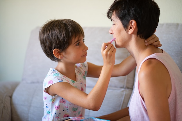 写真 母と彼女の小さな娘はお互いを補う