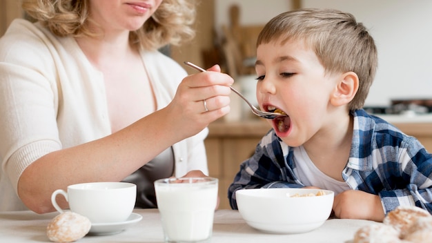 写真 母と息子が朝食にシリアルを食べる