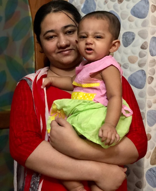 Foto le braccia di una madre sono più confortanti di chiunque altro, principessa dian.