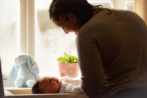 Foto madre e bambino a casa