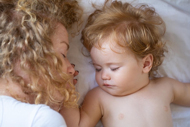 Мать и ребенок спят вместе здоровый спокойный сон