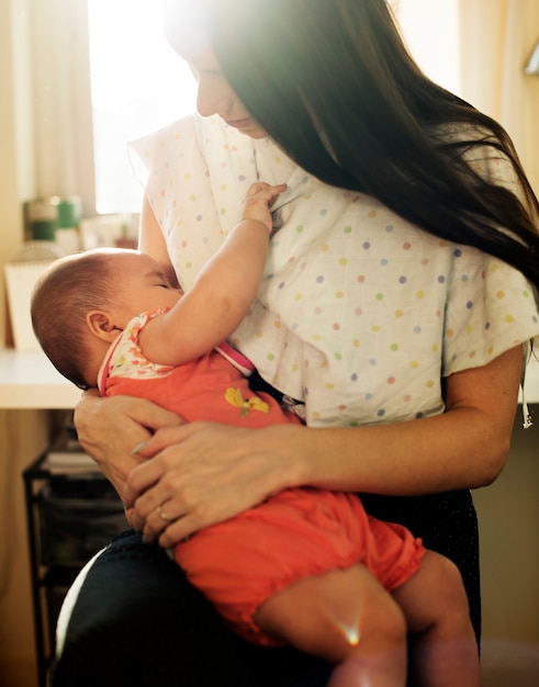 Foto famiglia emozionale dell'amore neonato della madre e del bambino