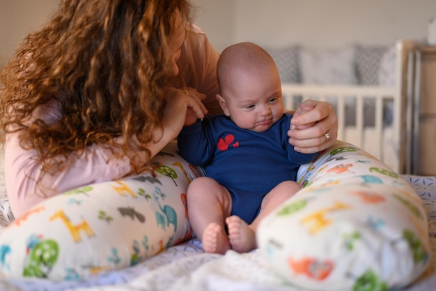 男の子との絆を深める母親