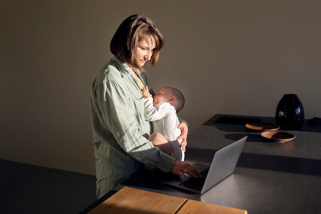 Foto madre che allatta il suo bambino