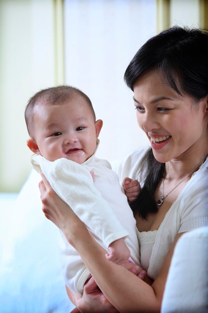 母親が家に立っている間 ⁇ 赤ちゃんを抱えています ⁇ 