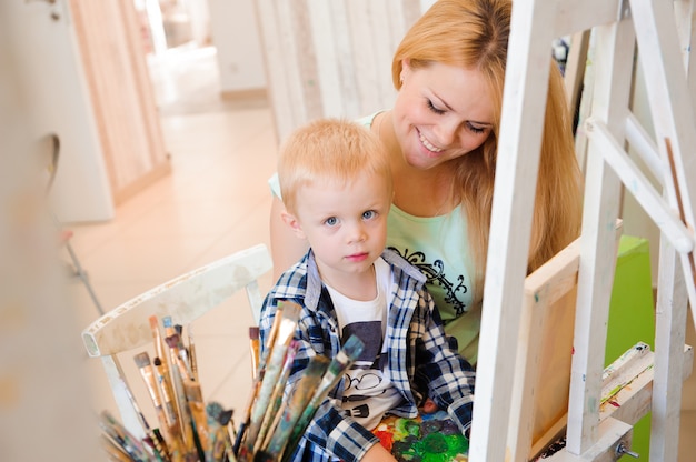 Мама и дитя рисуют картины красками, урок искусства